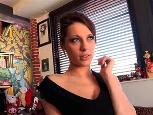 Ava bewirbt sich um den Assistenzjob im Fotosalon, stellte sich