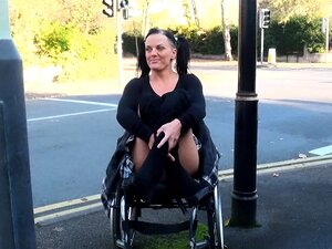 Paraprinzessin öffentliche Nacktheit und behinderter Pornostar