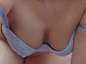 Свежа мала слаткица са дупетом и