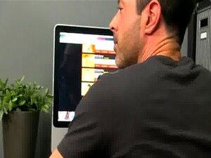 Твинкс XXX Мајк веже и ставља повез на
