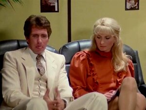 Boss Bangs goldhaarige Sekretärin macht nach der Arbeit eine anale