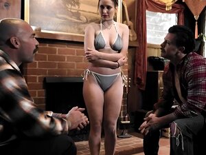 Stieftochter von geilem Stiefvater und seiner besten Freundin in 3some