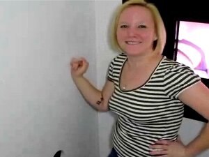 Clit wrijft gloryhole zuigen. Clit wrijven mollige blonde zuigt