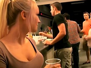 Heiße Tussi in einer Bar zeigt mir alles