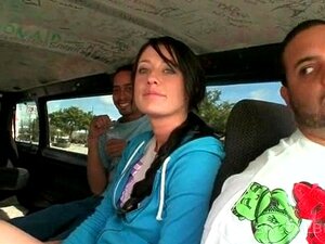 Superba ragazza bruna ha parlato per fare sesso nel bus