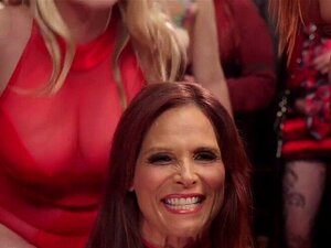 Orgie beim Ficken und Vibrieren auf der Party. Brünette Sklavin mit