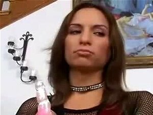 Die zierliche Minx Amber Rayne wird wütend in den Hals gefickt W42