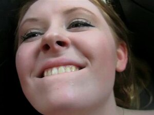 Großbusige Naturschönheit wird vom Fahrer gefickt, um sie weit