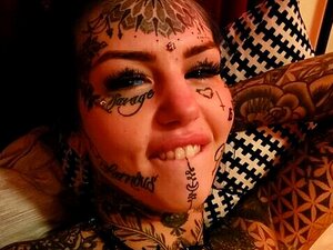 Die tätowierte Schönheit Amber Luke giert nach einem großen Schwanz