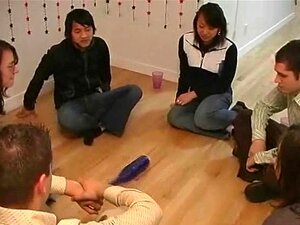 Geile studenten spelen met de fles