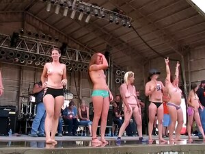 Wunderschöne Biker-Mädels werden beim Iowa Wet Tshirt Contest