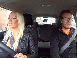 Riesentitten-Blondine Michelle Thorne wird im Auto gefickt.