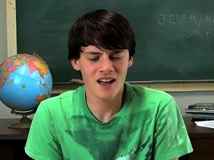 Latex Homosexuell porno zum ersten mal Jeremy Sommers sitzt an einem