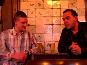 Touristen in Amsterdam auf der Suche nach talentierten Nutten.