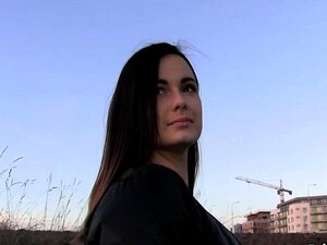 Ukrainische Schlampe wird draußen für Geld gefickt