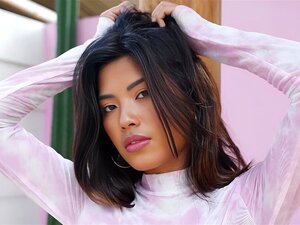 Schöne asiatische Süße Moana Rosi posiert nach dem Striptease