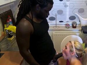 Deutsche blonde MILF dreht privaten Porno in der Küche von einem