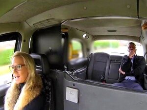 Vrouwelijke Fake Taxi Hete busty blonde zuigt en neukt haar zakenman