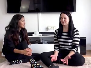 Erlebe das erotische Zusammentreffen von Emma und Kim, während sie