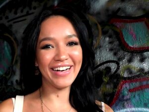Public Agent Asia Vargas ist die perfekt geformte Natur