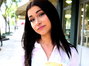 Hübsches brünettes Babe Jennifer Jacobs spricht mit einem hübschen