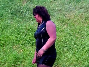 Kypsä BBW Linda mustassa nahkaminissä ja saappaissa