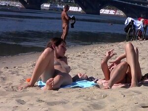 Kurvige nackte Süße posiert im warmen Wasser