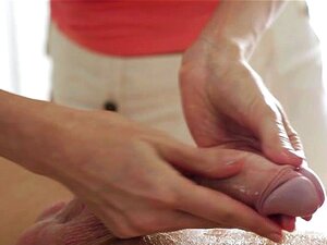 Massageraum. Wie würdest du gerne nackt auf einem Massagetisch liegen