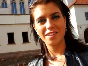 Plakkerige facial traktatie voor schattige meid. Ingetogen schat