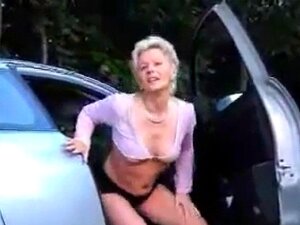 Kypsä nainen sormettaa ulkona