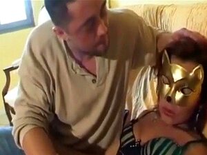 Maskierte Amateurfrau wird von Typen gefickt, während der Ehemann