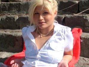 Amateur blonde Tsjechische meid Kitty Rich wordt geneukt voor geld,