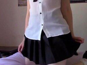 De cosplay vuile geest amateur van een schoolmeisje