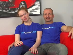 Süßes Amateurmädchen brachte einen Profi aus dem Pornogeschäft