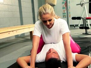Dominante blonde Trainerin Julia Ann bekommt einen ordentlichen tiefen