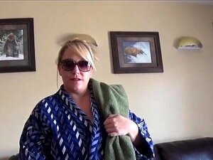 Jenny macht ihren neuen Badeanzug nass!