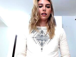 Schöne Webcam-Transe spielt sinnlich mit ihrem riesigen Schwanz
