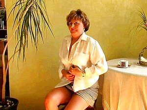 Chatte sexy de grand-mère avec gode
