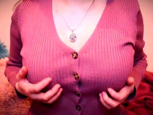 AftynRose ASMR zieht sich langsam für Bettkuscheln aus Patreon