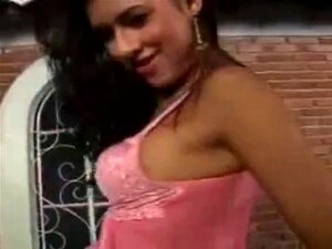 La bombe brésilienne Carol exhibe son corps et suce une bite