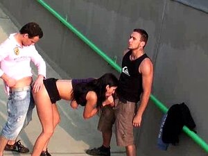 ÖFFENTLICHER Dreier mit einer BUSTY Süßen Teil 2