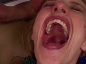 Reife Blondine Natalie schluckt tief