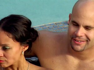 Nackt am Pool mit Swingern enden immer in einer großen Orgie. Nackt