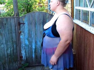 Fette, russische Milf mit großen Titten, raucht und pisst