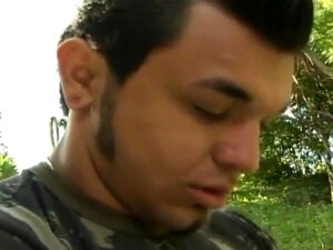 Kåt muskulös militär knullad utomhus. Muffig slem gay suger och