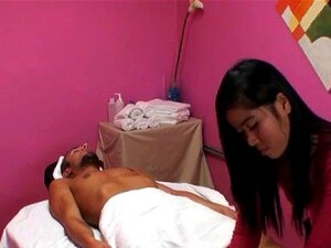 Schmutzige Massage mit Happy End. Diese kinky Massage hat ein