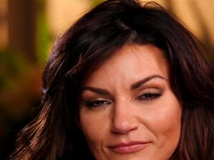 Naughty America - MILF Becky Bandini wird von College Boys begleitet