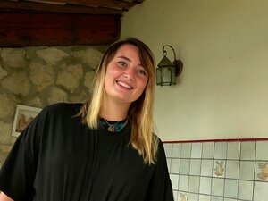 Die aufstrebende Buchhalterin Davina durchläuft zuerst ein