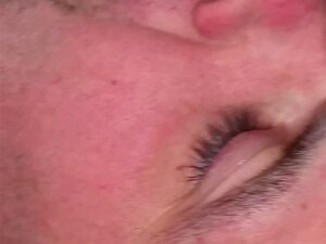 Die Füße der Frau nach einer neuen Pediküre abputzen