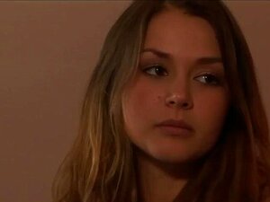 Lesbische MILF flirtet mit der frisch eingestellten Sekretärin bei